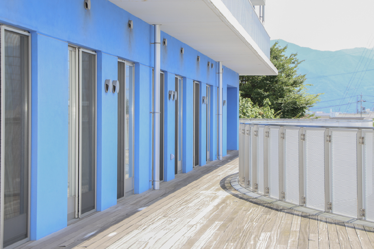 施設内の個室をテラスから見た画像